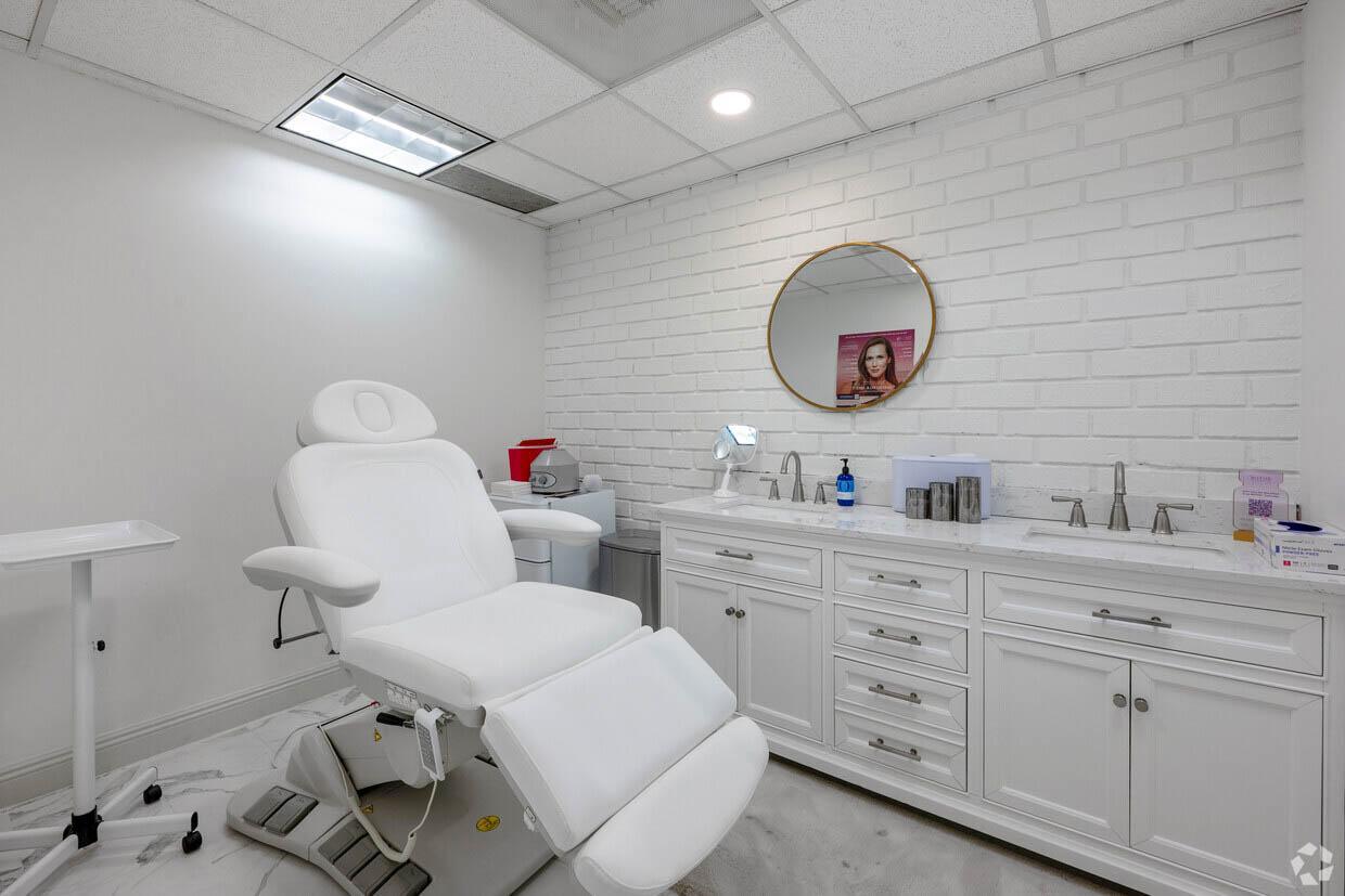 Treatment room (5 available)