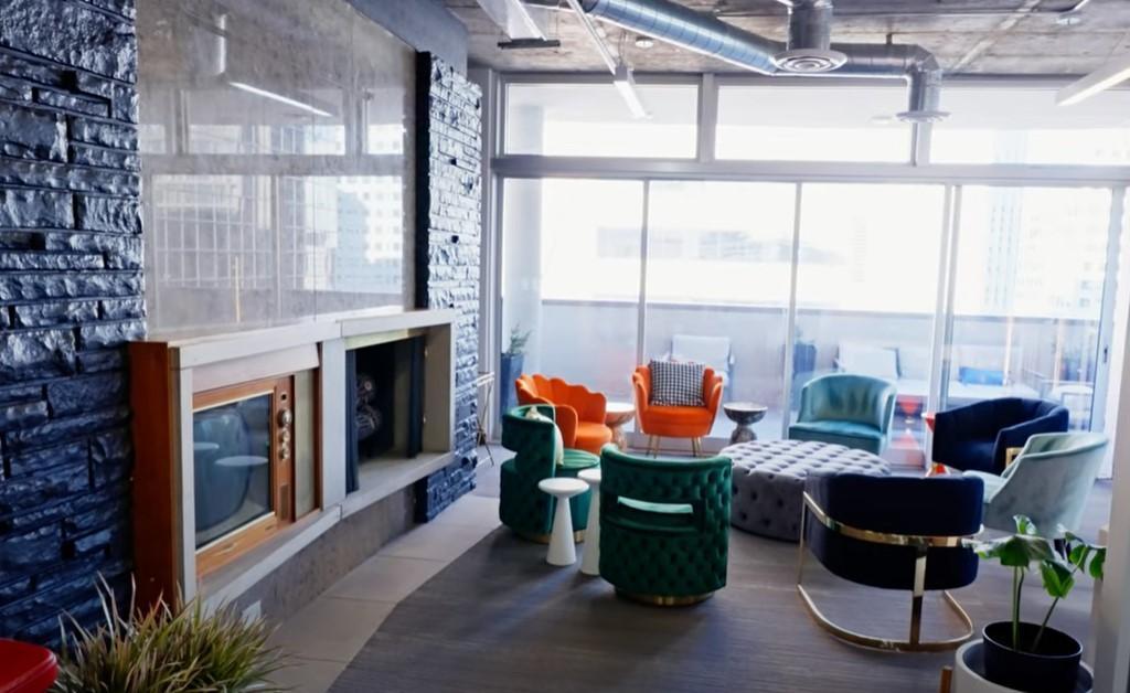 Lounge with historic attributes ("Mad Men Lounge")